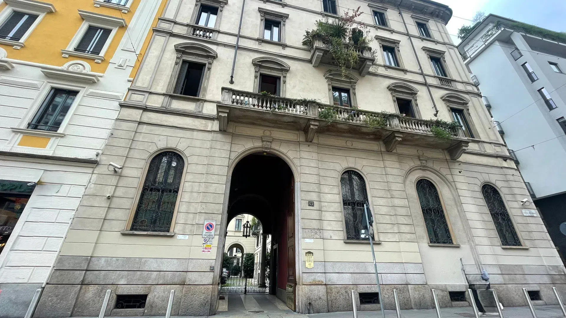 De Amicis 47 milan external