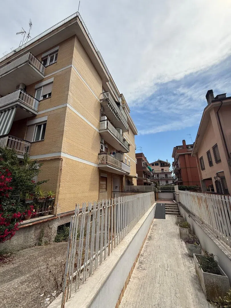 motta-visconti-39-bilocale-roma-hero-11.webp
